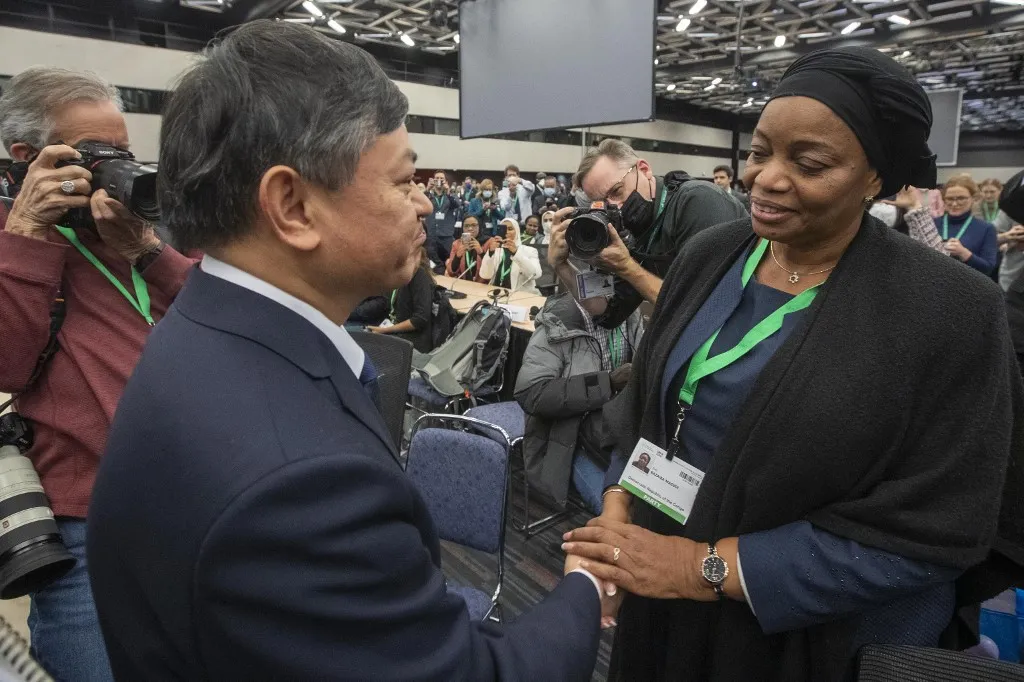 Chinese minister of ecology and environment, Huang Runqiu (L), shakes hands with the DRC's environment minister, Ève Bazaiba Masudi at the 2022 UN biodiversity conference in Montreal