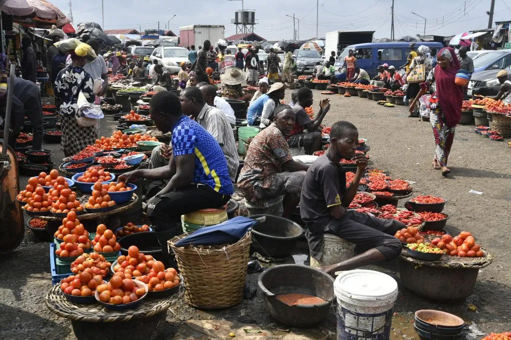 Nigerians struggle with food inflation as naira slumps